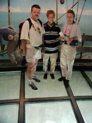 CNTowerEHEonGlassFloor.jpg (74481 bytes)