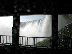 NiagaraBehindFalls1.JPG (48634 bytes)