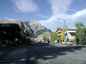 BanffShoppingStreet.JPG (69252 bytes)