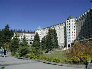 LakeLouiseHotel1.JPG (92968 bytes)