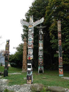 VancouverTotems2.JPG (100060 bytes)