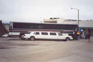 Bus en limousine naast elkaar