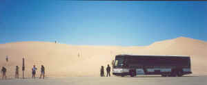 Zandwoestijn met bus - panorama