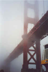 Golden Gate vanaf de boot in de mist