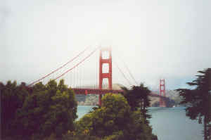 Golden Gate brug met top in mist