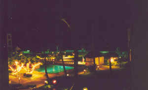 Uitzicht vanaf Coconut Beach hotel - 's nachts
